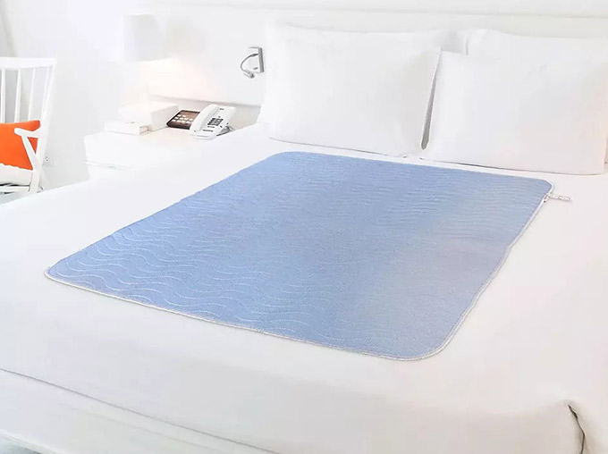 waterproof bed pads on bed